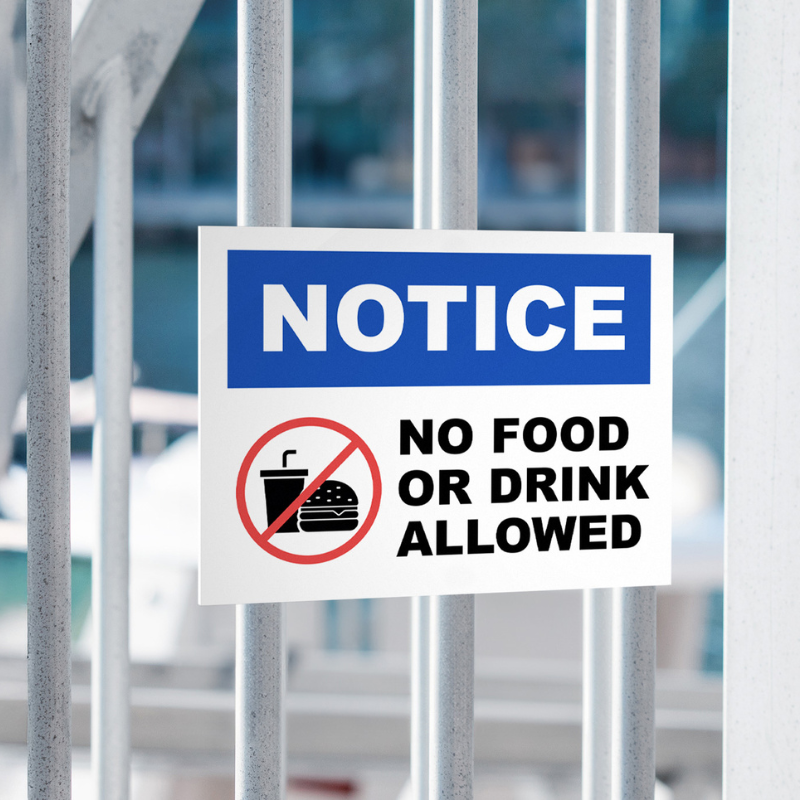 A notice sign for no food or drinks by a pool